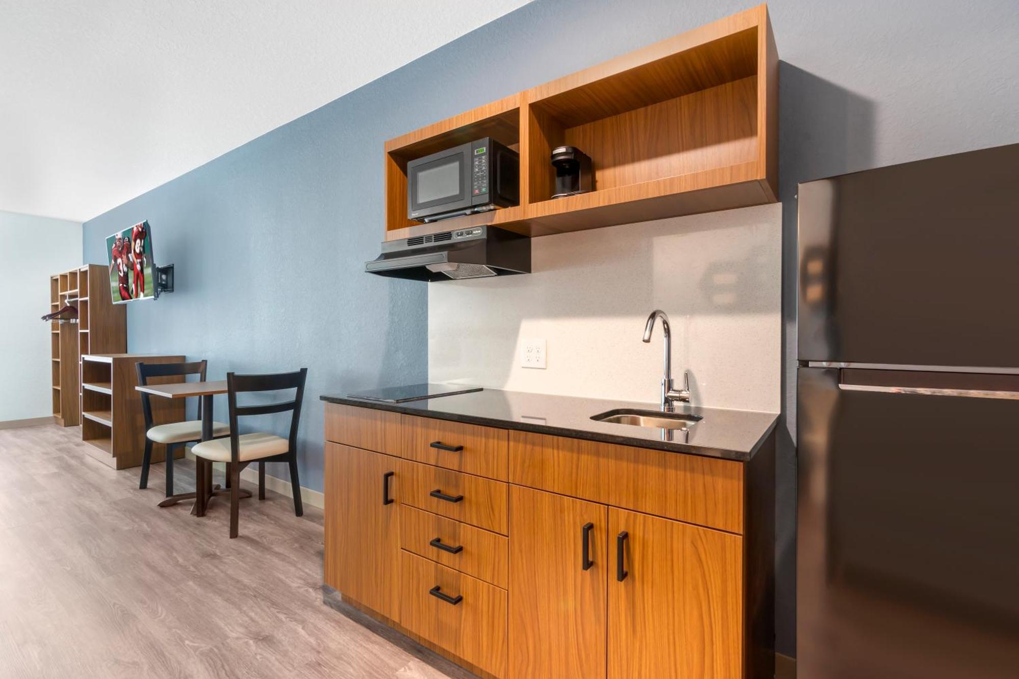 Hometowne Studios By Red Roof Tampa - Airport West Chase Εξωτερικό φωτογραφία
