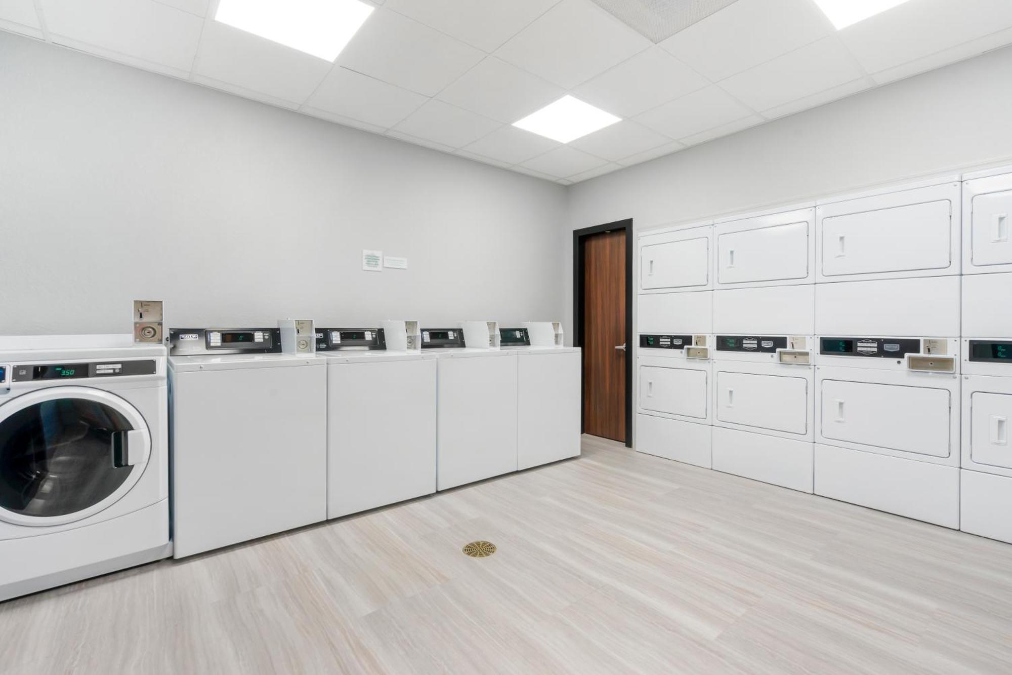 Hometowne Studios By Red Roof Tampa - Airport West Chase Εξωτερικό φωτογραφία